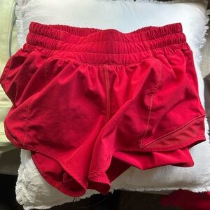 lululemon hotty hot shorts 2.5”